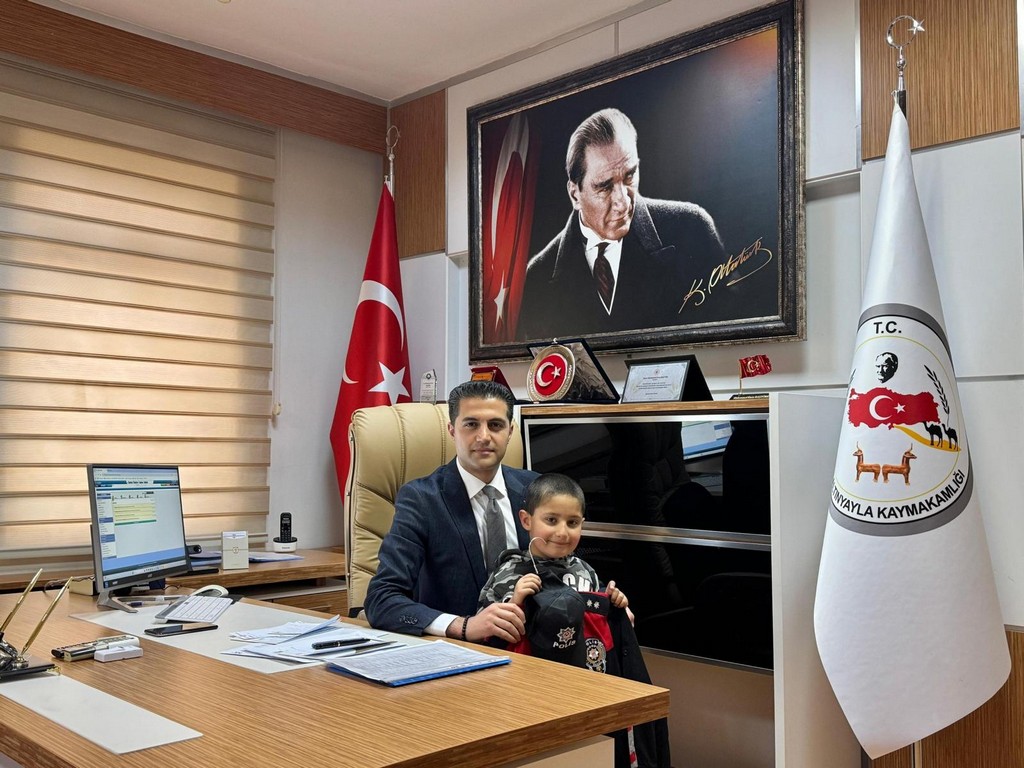 Kaymakamımız Sayın Muhammed Emin BAŞTÜRK'ün Veli KORKMAZ'a Polis Üniforması Hediyesi